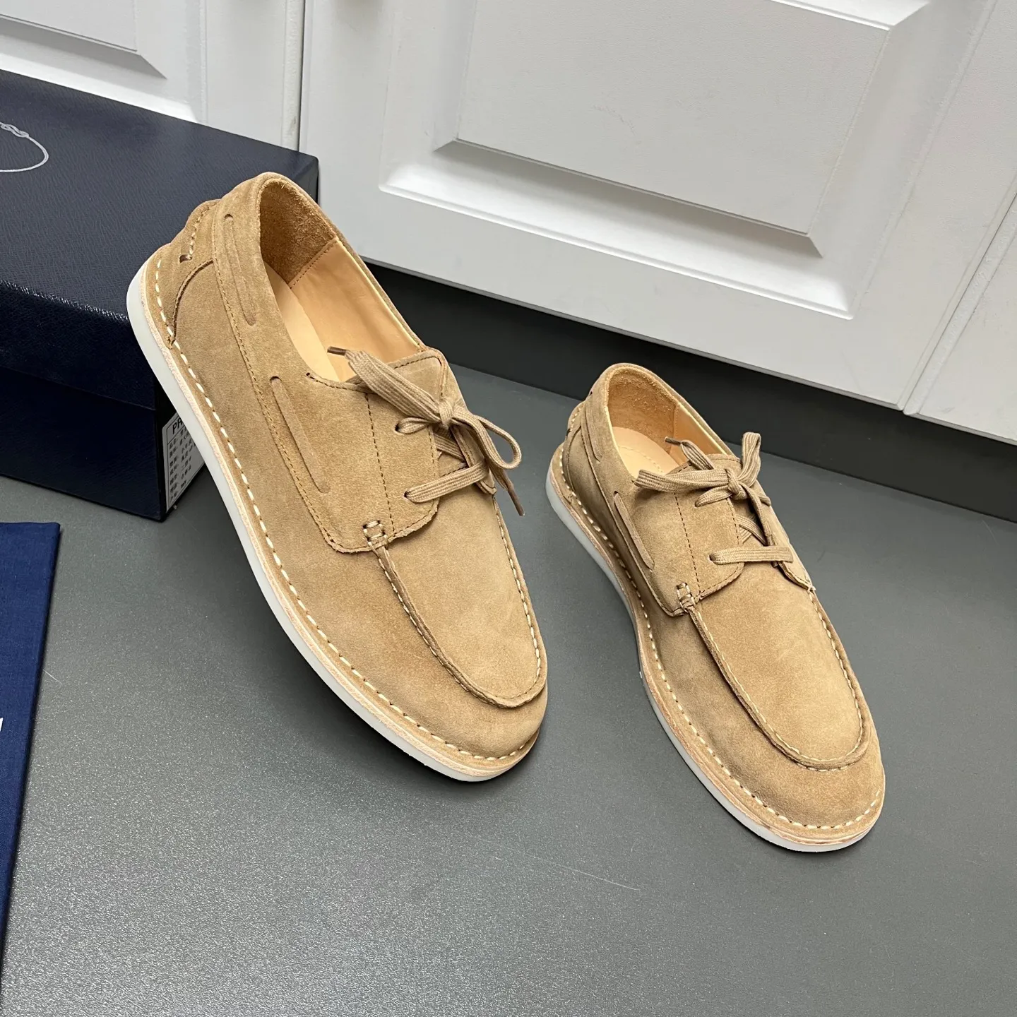 💰840 Prada men's new lace-up leather loafers. Made of flocked two-layer cow leather, these shoes combine classic design with handmade details, blending sophistication with casual comfort. Designed in a lace-up style, with open-stitched seams on the skirt, 1.5cm white rubber soles with leather welts, dyed calfskin lining, and silver-labeled cowhide feet, the style is simple and elegant. C leather shoe size: 39/40/41/42/43/44 brown, original box packaging + dust bag